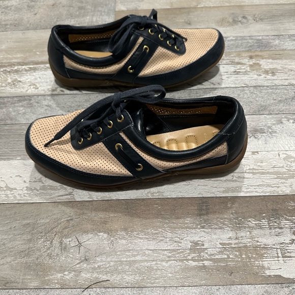 Easy Spirit Size 7.5. Beige and Navy, tie ups. Good for walking, teaching, etc. - Picture 6 of 7